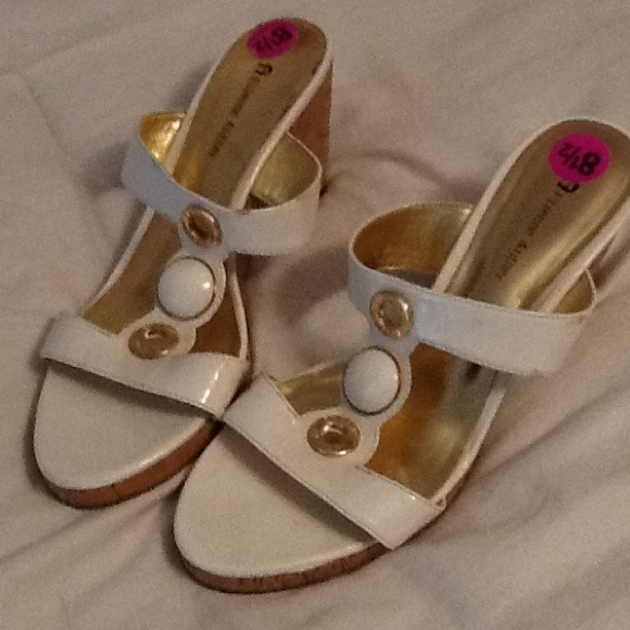 Etienne aigner wedges