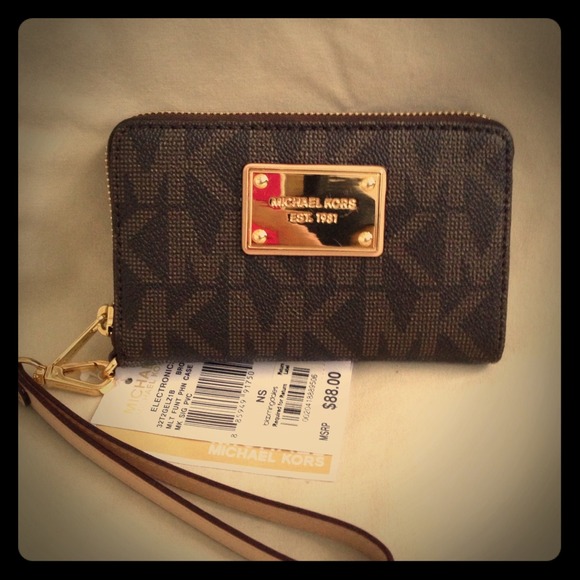 💕💕SOLD💕💕!!!Michael Kors Iphone 4 Wrislet 😍😍