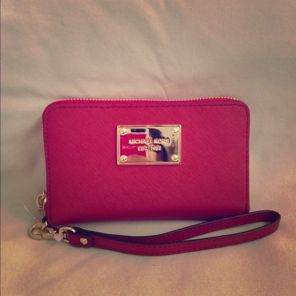 😚SOLD😚 Michael Kors Iphone 5 Wrislet 😚