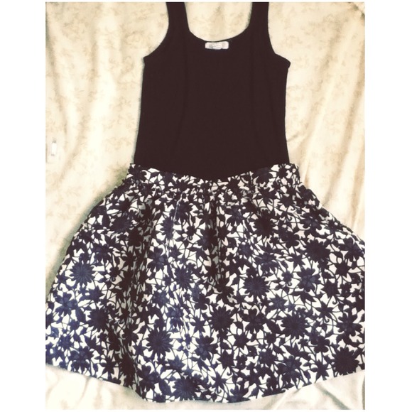 ⚡Traded⚡ NWT skirt & grey vest.