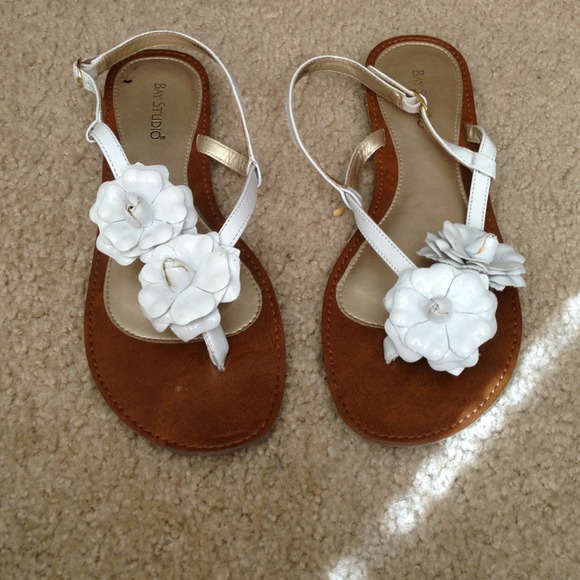 White flower sandals size 11