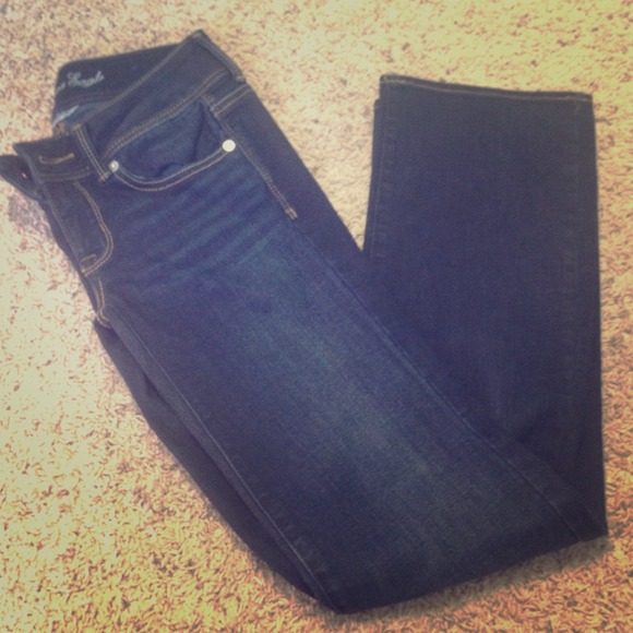 Never worn-Size 2- American Eagle Slim Boot Jeans.