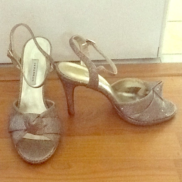 Gold glitter sandal with knotted front