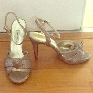 Gold glitter sandal with knotted front