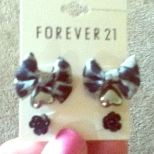 Forever 21 : 3 sets of earrings