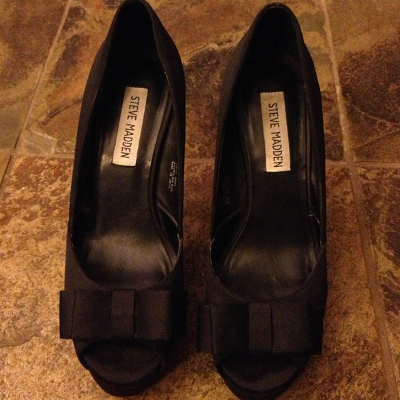 (🎉SALE 🎉) 7.5 satin black peep toe heels