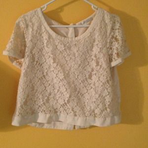 Cream floral short sleeve button back top. ❤