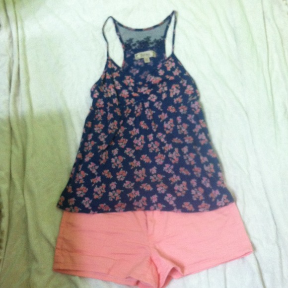 ❌Sold❌Floral top with lace detail on back