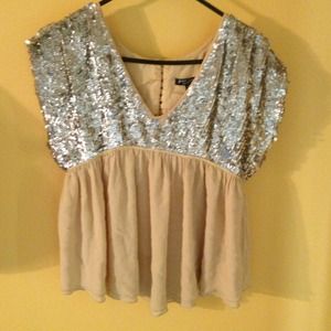 Free flowing gold shirt with sparkled chest. 💎