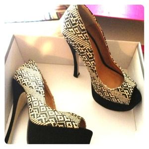 Tribal Print Pumps