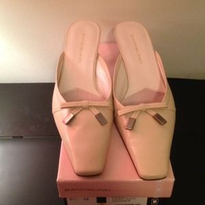 Bandolino off white slide!