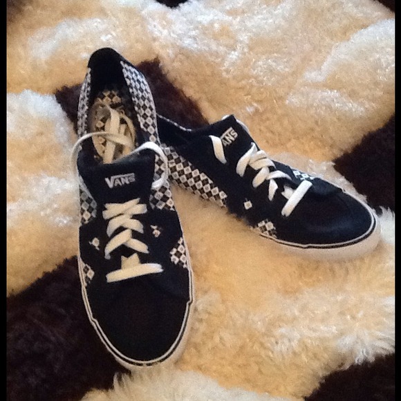 *RESERVED ** 💄👠👑NWOT Black and white checkered