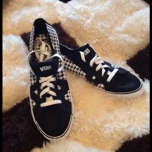 *RESERVED ** 💄👠👑NWOT Black and white checkered