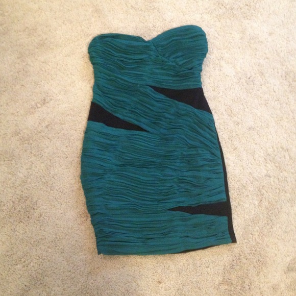 Gorgeous strapless dress! Only wore once - Picture 3 of 3