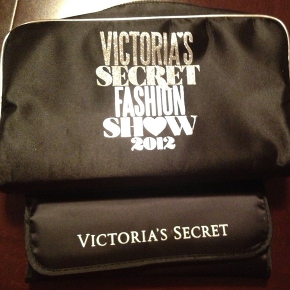 ❗Sold❗VictoriaSecret makeup bag w/brushes