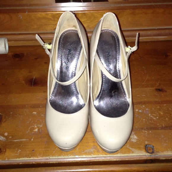 Heels ✨Reduced✨ - Picture 2 of 4