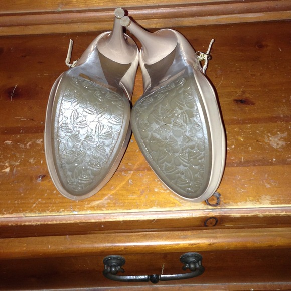 Heels ✨Reduced✨ - Picture 3 of 4