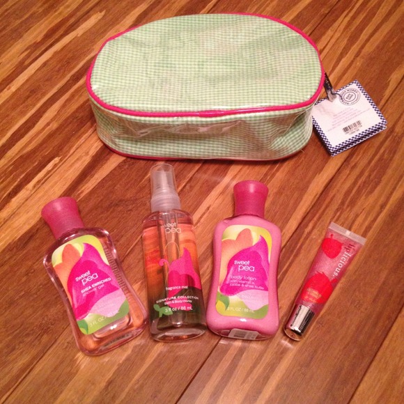 NO TRADES Sweet pea bath and body works gift set!