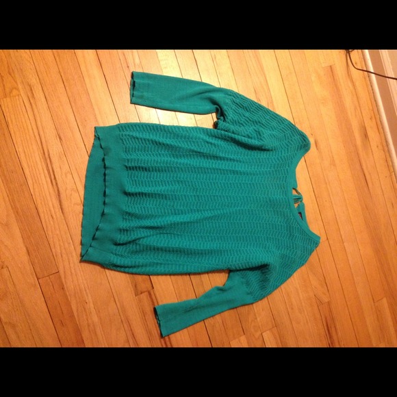 ❗Sold❗ Teal shirt with keyhole back detail