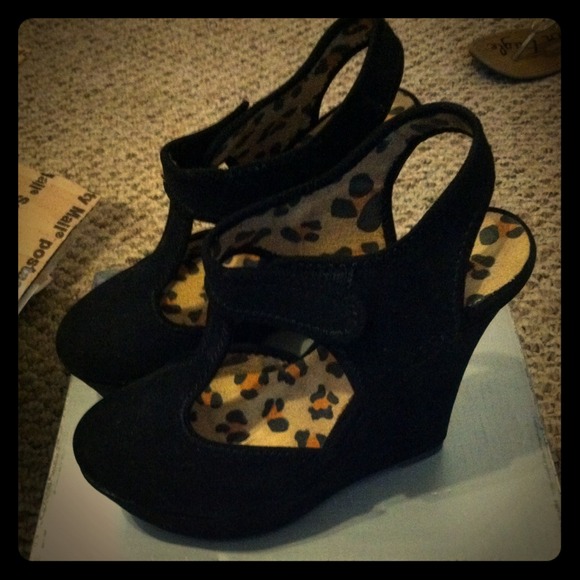 ❌SOLD❌Size6 Black closed toe swade wedges