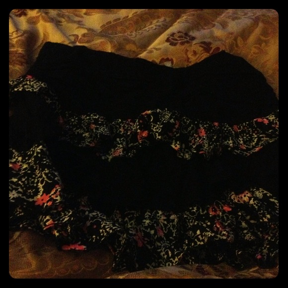 Lux mini skirt with ruffles. Fits size 0-2