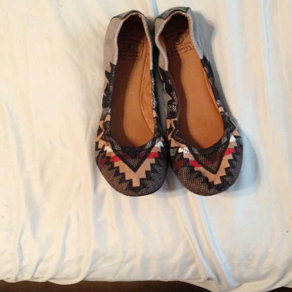 Reserved❌SOLD Lucky brand Aztec flats❌sold