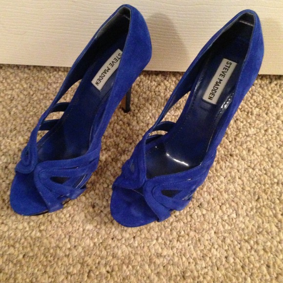 Royal blue peep toe pump.