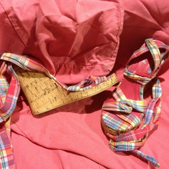 Qupid wrap around wedge