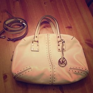 💯 Authentic Michael Kors Uptown bag in off white