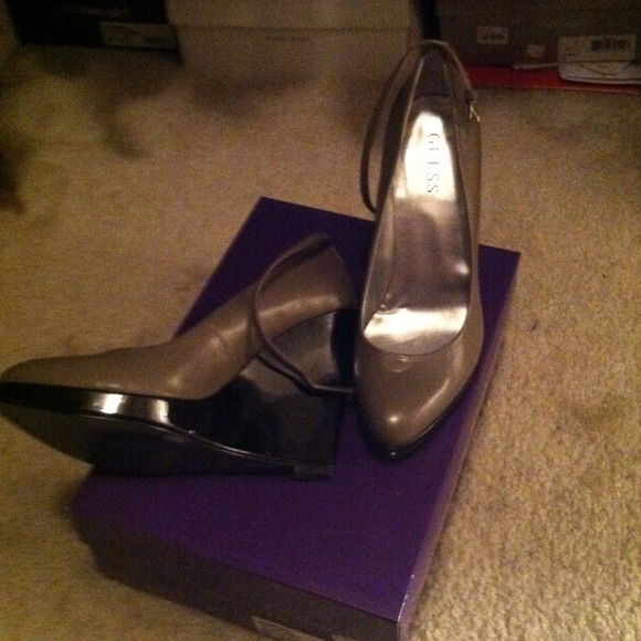 💲Reduced💲Guess gray ankle wedge.. Never worn