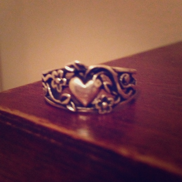 Authentic James Avery ring 💍