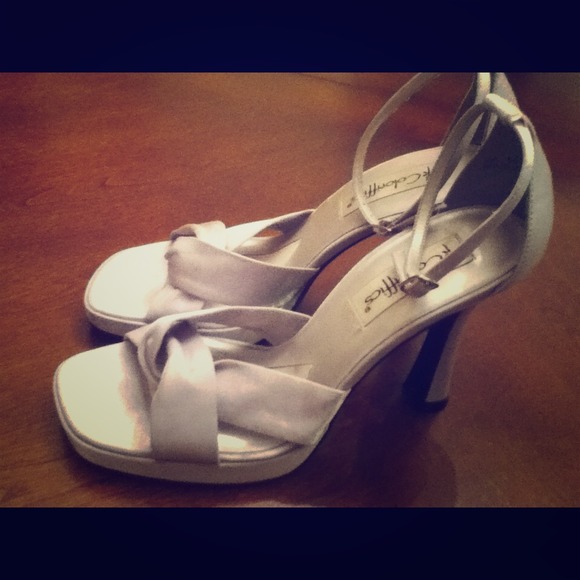 ⭐️BIG REDUCTION🌟Cute Silver heels NWOT ✨
