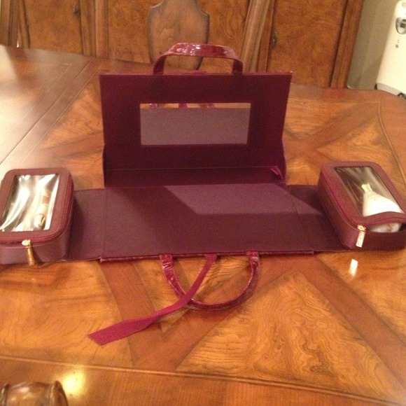 💅💄Adorable traveling bag 😎 - Picture 2 of 4