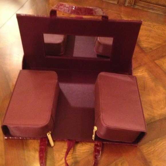 💅💄Adorable traveling bag 😎 - Picture 3 of 4