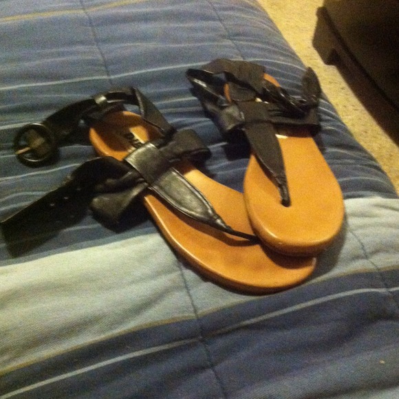 Strap sandals