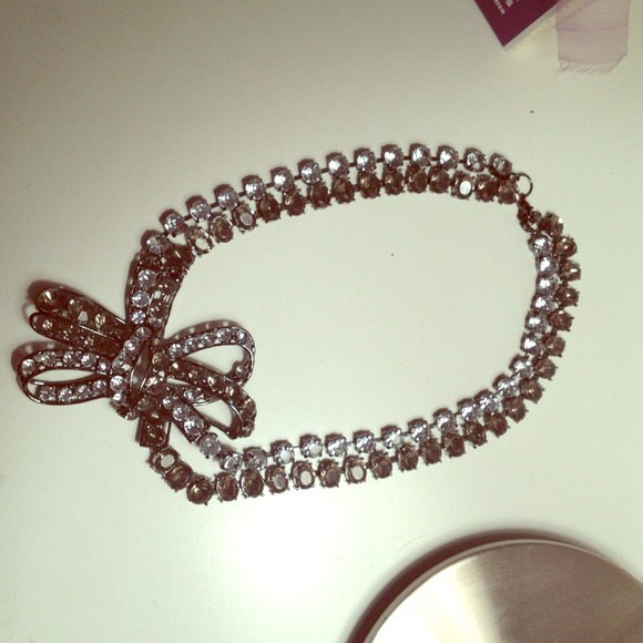 Crystal bow necklace