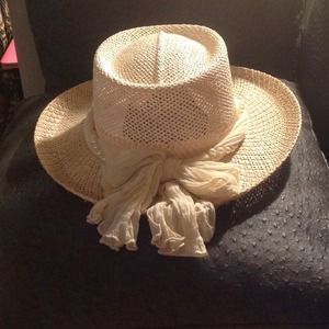 Off white hat with pearl
