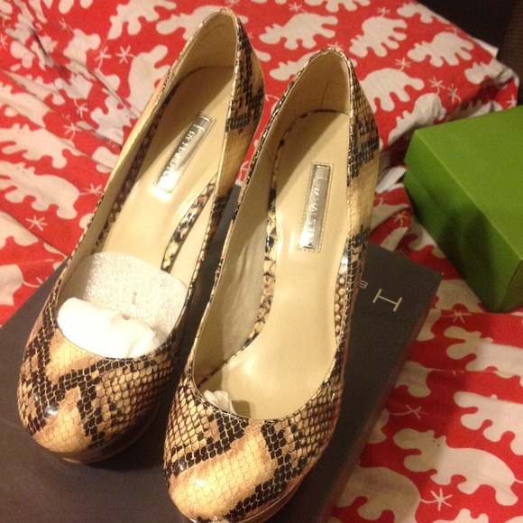 Stunning H by HALSTON snakeskin tone gold pumps 9