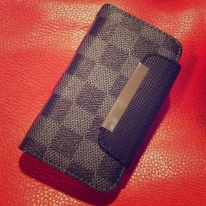 iPhone 4/4s Louis Vuitton Case & wallet!
