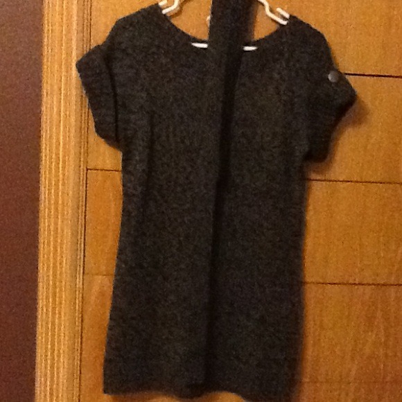 Short-sleeve dark gray sweater