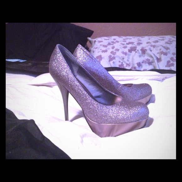 Silver/purple pumps
