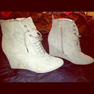 Shoes/heels color khaki !!