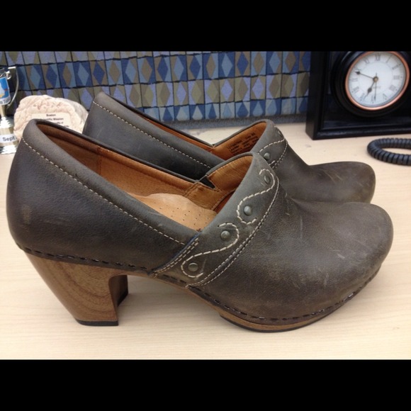 Dansko Riki closed back clogs size 40 (9.5-10)