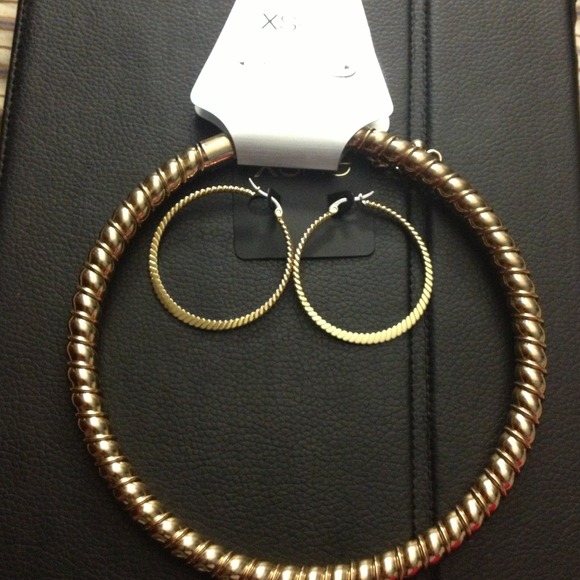 Gold colored neclace - Picture 1 of 3