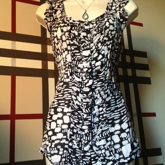 Calvin Klein sleeveless blk/wht printed shirt. SzM - Picture 3 of 3