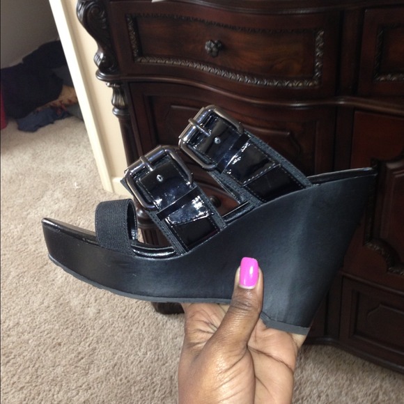 Black wedges
