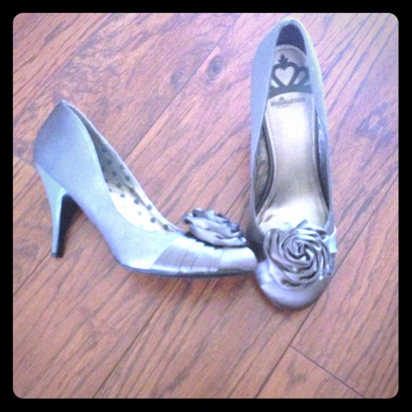 🚫Sold🚫Grey satin Fergilicious heels