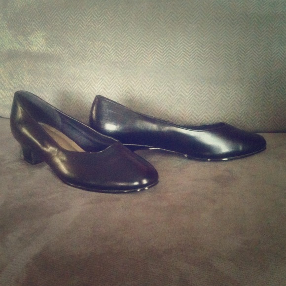 Black size 8w low heel