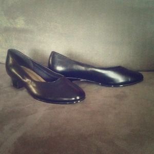 Black size 8w low heel