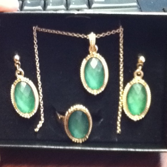 Just reduce Necklace set with earring n ring - Picture 2 of 2